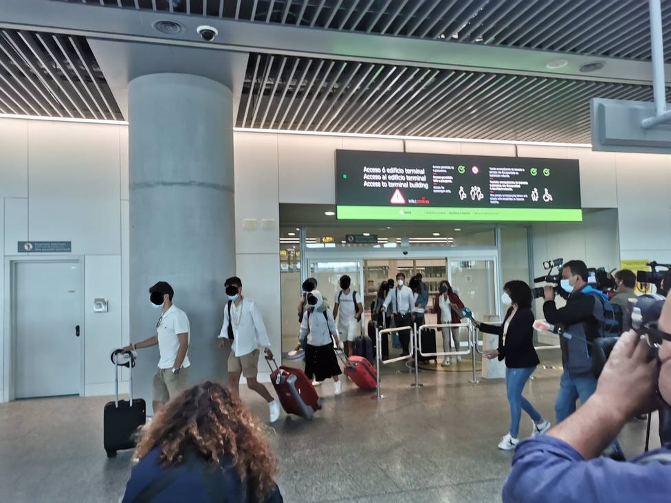 Llegada de estudiantes procedentes de Mallorca al aeropuerto compostelano de Lavacolla. - EUROPA PRESS