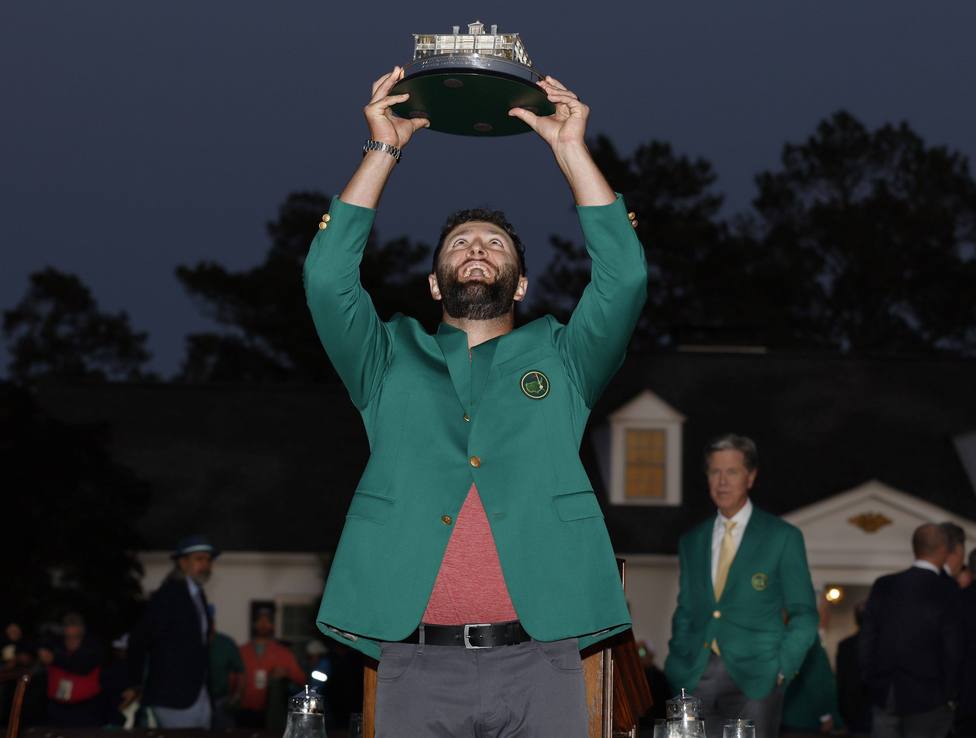 Jon Rahm levanta el trofeo tras ganar en Augusta