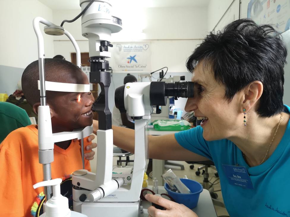 La oftalmóloga ferrolana Ana González atendiendo a una niña en Senegal - FOTO: ONG Azul en Acción