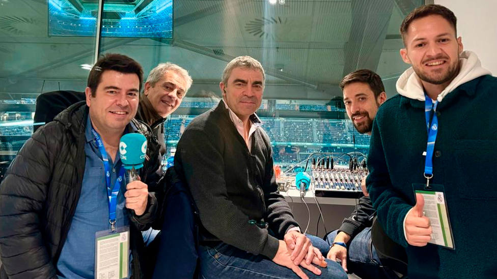 El equipo de Tiempo de Juego, en la cabina de retransmisión del Santiago Bernabéu