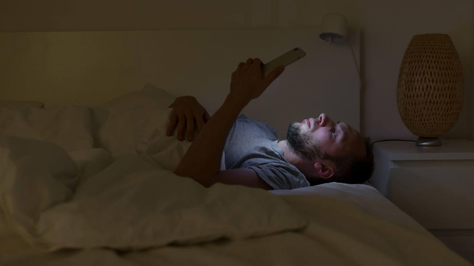 Lo que tienes que hacer para poder usar pantallas antes de irte a dormir sin que afecte a tu sueño