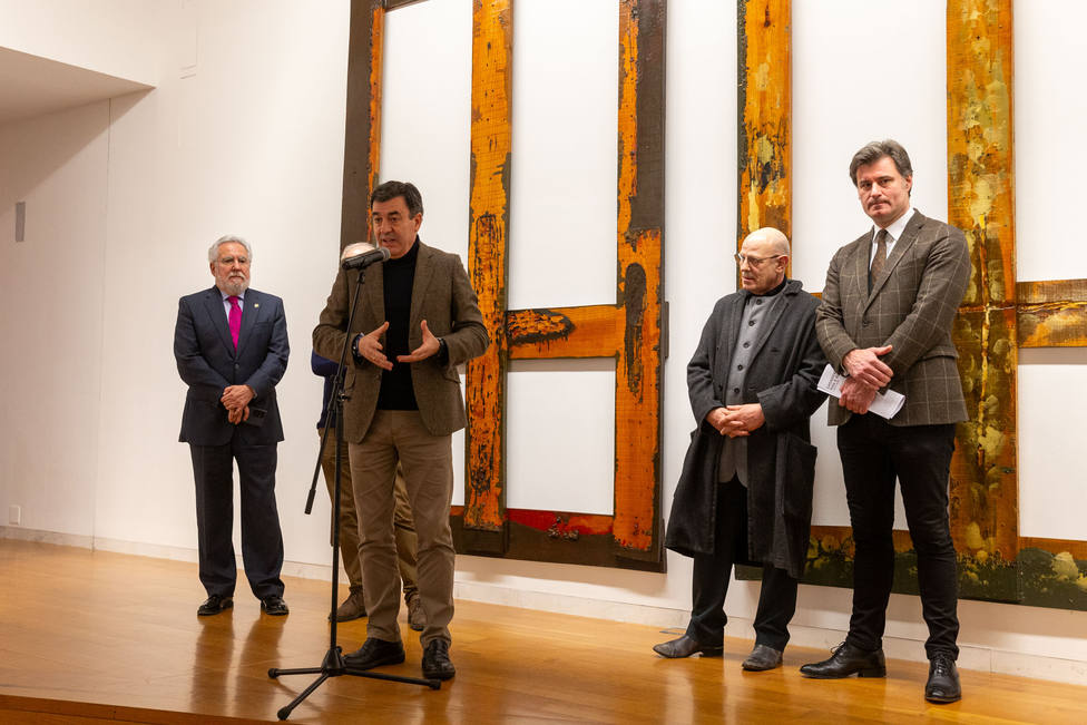 A exposición de Lamazares está composta por máis de 200 obras do pintor