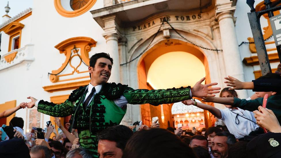 Miguel Ángel Perera en su salida a hombros por la Puerta del Príncipe de la Real Maestranza