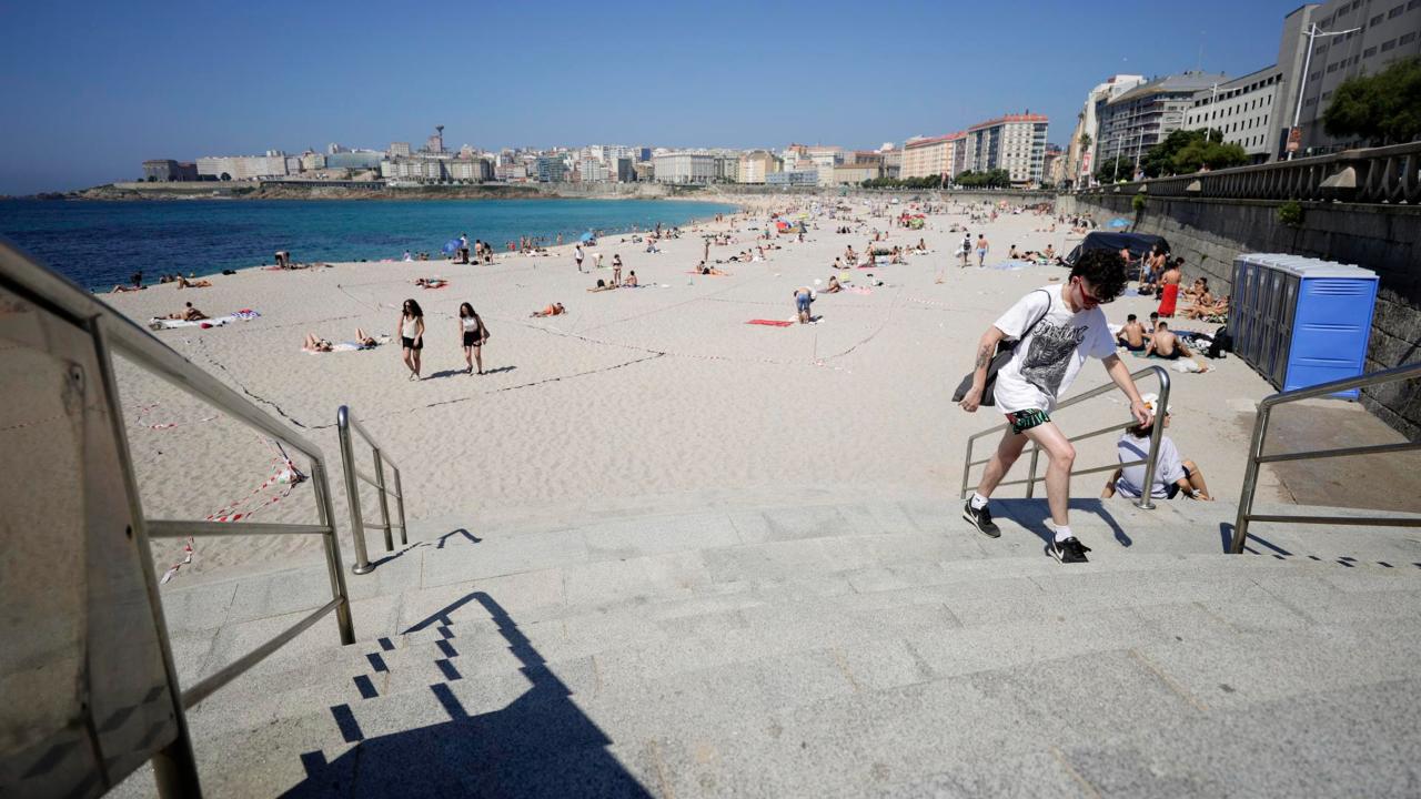 Un adolescente va a la playa en A Coruña, escucha gritos, y lo que hace le convierte en famoso