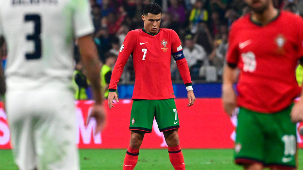 Cristiano Ronaldo se prepara para lanzar una falta durante el Portugal-Eslovenia de la Eurocopa