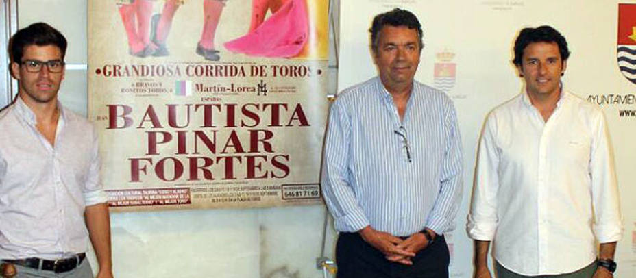 Rubén Pinar, el alcalde Gustavo Figueroa y Manuel Amador, durante la presentación del cartel de Bargas. PRENSA T.P.