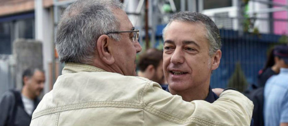 El lehendakari y candidato a la reelección por el PNV, Iñigo Urkullu (d), saluda a un simpatizante. EFE