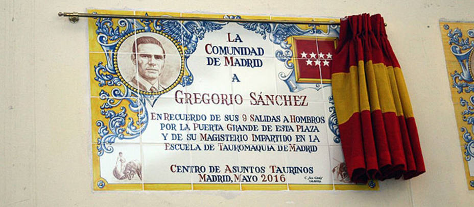 Azulejo en homenaje a Gregorio Sánchez que ya luce en los pasillos interiores de la plaza de Las Ventas