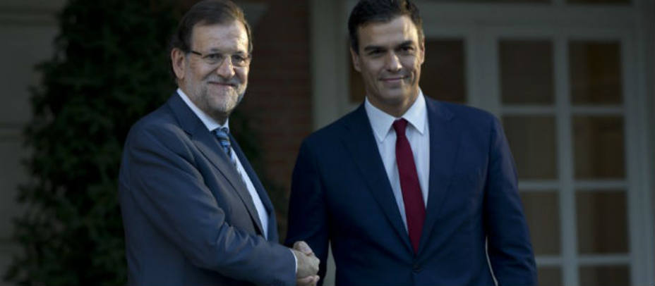 Mariano Rajoy recibe a Pedro Sánchez en la escalinata de Moncloa. Foto @marianorajoy