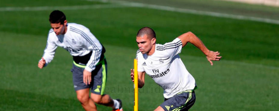 Pepe y James, durante el entrenamiento de este martes. (foto: http://www.realmadrid.com)