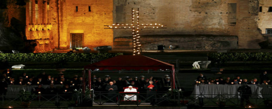 El Papa Francisco preside el Via Crucis en el Coliseo Romano. REUTERS