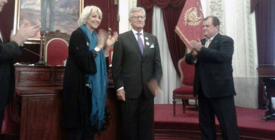 Pepe Domingo recibe el premio Emilio Castelar 2013 de manos de la Alcaldesa de Cádiz, Teófila Martínez