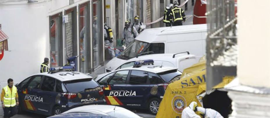 Efectivos del cuerpo de policía, emergencias y bomberos en la sede de Amnistía Internacional de Madrid. EFE