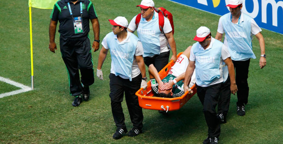 Héctor Moreno se fracturó la tibia en el encuentro de octavos entre Holanda y México. Reuters.