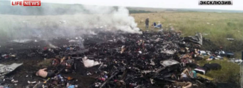 Restos del avión de Malaysia Airlines estrellado en el este de Ucrania. REUTERS. Imagen televisión rusa