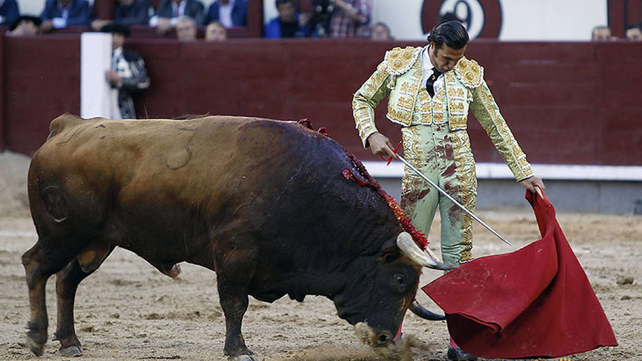 Natural de David Mora al sexto toro de Parladé, al que cortó una orreja muy protestada.