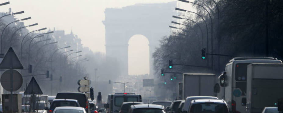 París tuvo que reducir la circulación de vehículos ante la gran contaminación del aire hace dos semanas. REUTERS