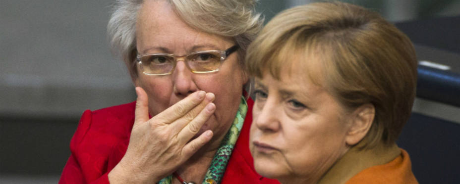 Annette Schavan dialoga con Angela Merkel. REUTERS