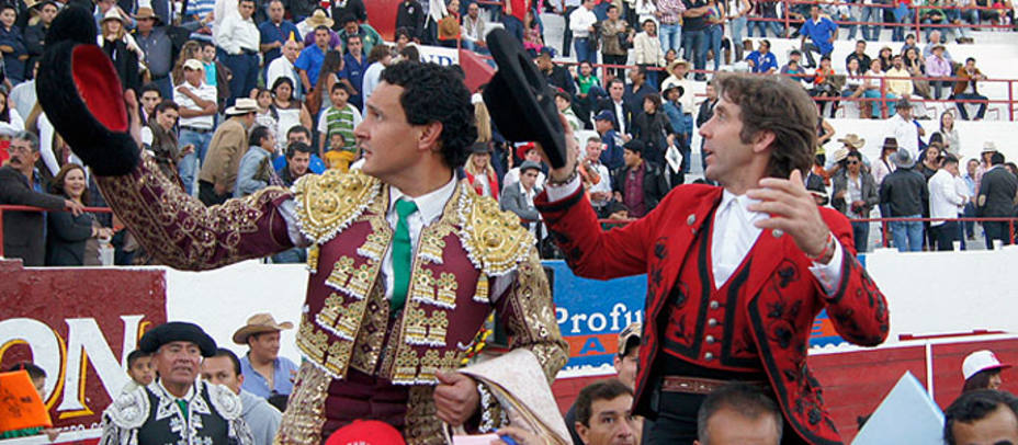 Fermín Spínola y Hermoso de Mendoza saliendo a hombros en León (Méx). JUAN LUNA