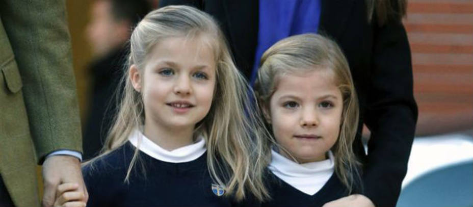Las infantas Leonor y Sofía visitan al Rey. EFE