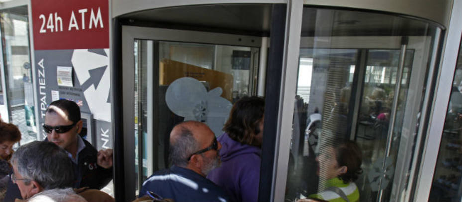Imagen de un banco chipriota tras la reapertura. Reuters