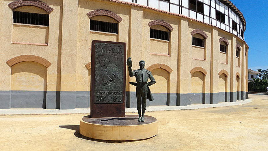 Exteriores de la plaza de toros de Sutullena de Lorca (Murcia)