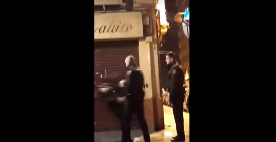 La policía identifica al agente que golpeó a una mujer en Valencia
