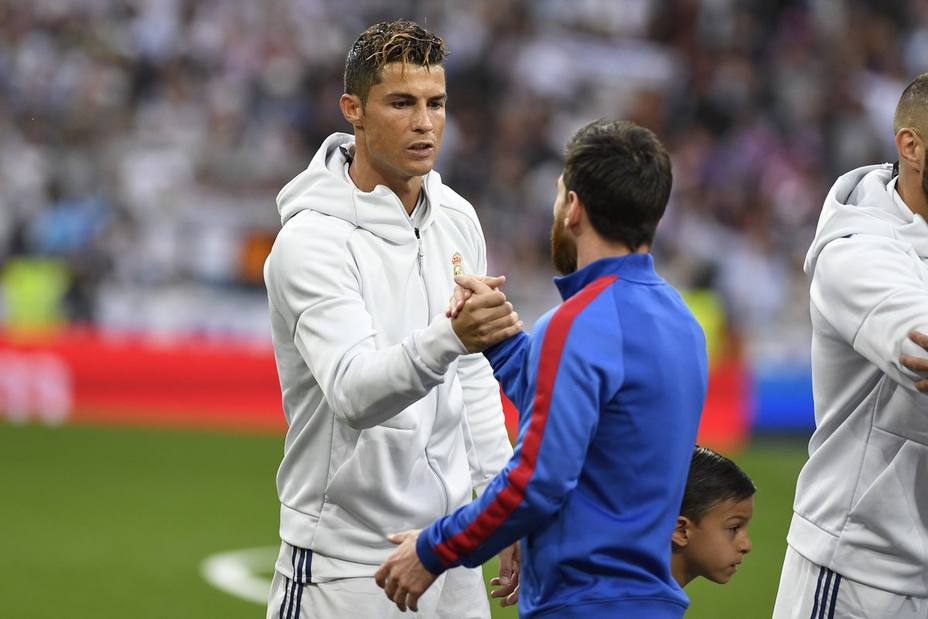 Cristiano Ronaldo y Messi se saludan en en Clásico