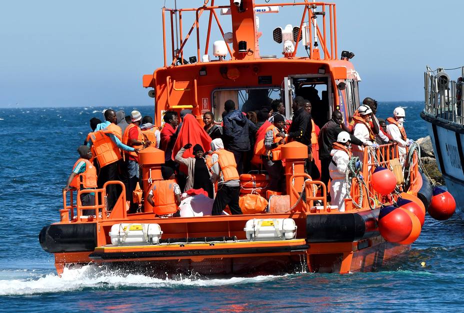 Salvamento Marítimo traslada al puerto de Almería a parte de los inmigrantes rescatados
