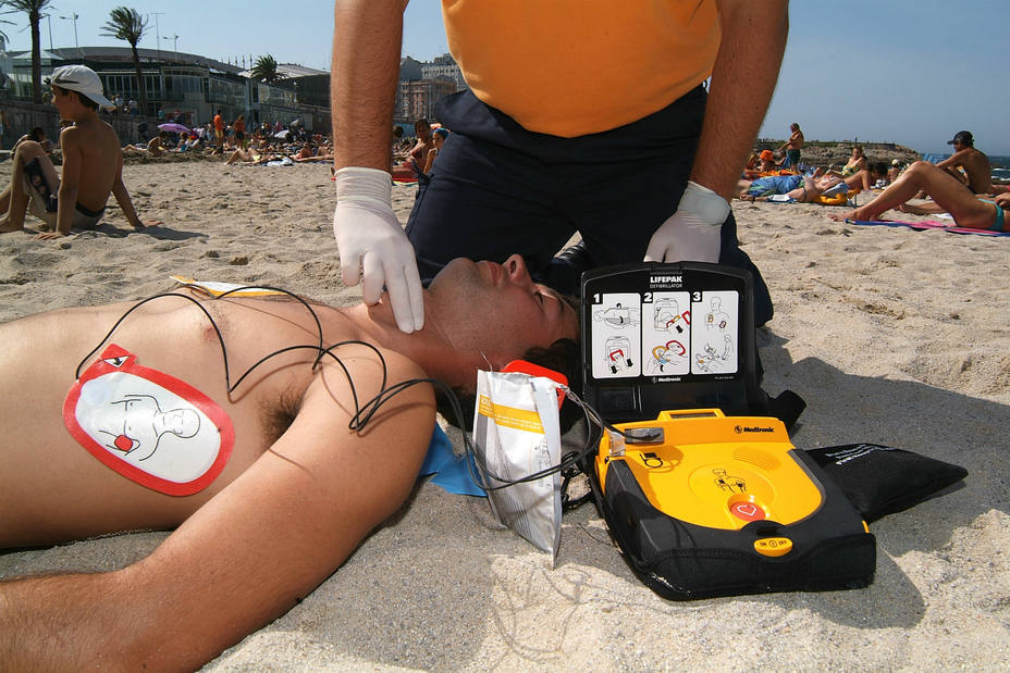 Un miembro de Protección Civil practica un simulacro del uso de un desfibrilador semiautomático externo (DESA) para los paros cardiacos. EFE