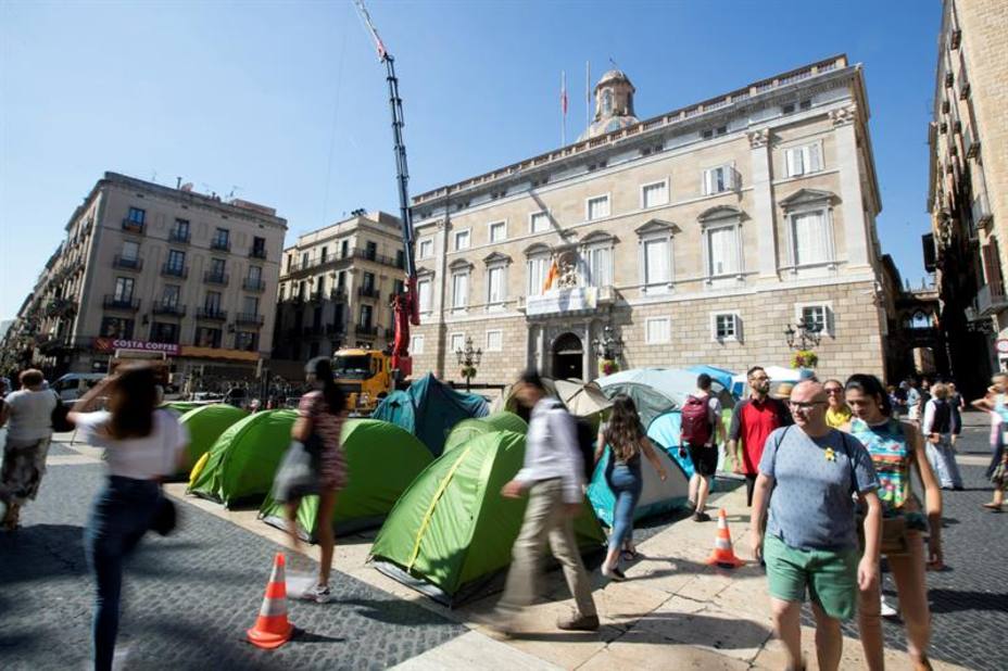 Los Mossos retiran la acampada independentista de la plaza de Sant Jaume