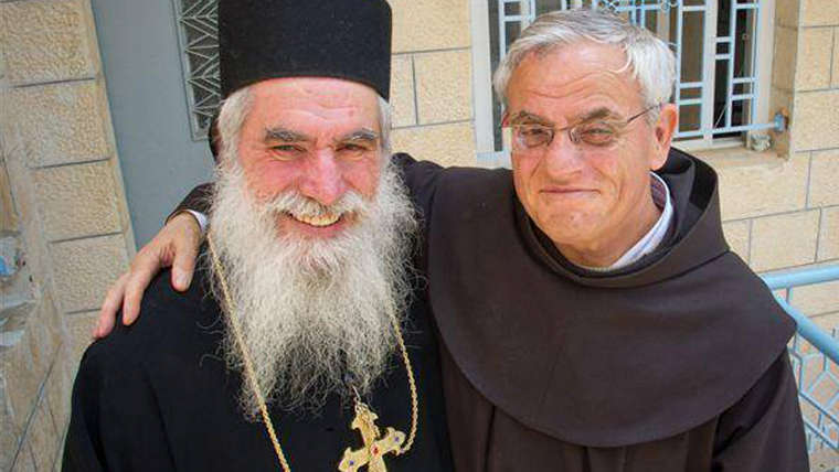 Artemio posa junto a un patriarca cristiano ortodoxo en Jerusalén: el diálogo es posible