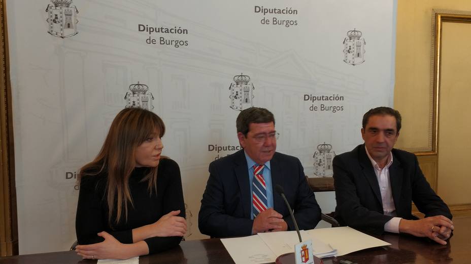 El presidente de la Diputación de Burgos, César Rico (centro), da cuenta de convenio con ACUAES