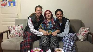 Junto con la esposa de Rustem, jefe de la aldea de Kocahidir, Turquía: les presta su pijama para dormir