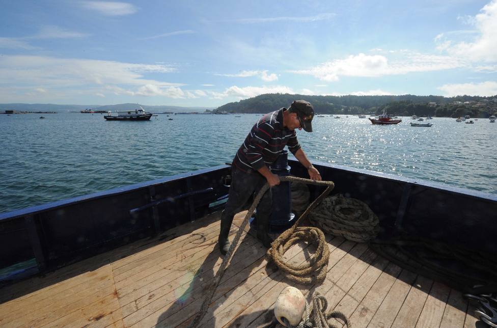 Un marinero realizando tareas a bordo de un buque pesquero - FOTO: Torrecilla