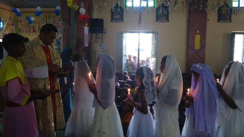Varios niños reciben la primera comunión en un estado indio donde asesinaron a decenas de cristianos en 2008