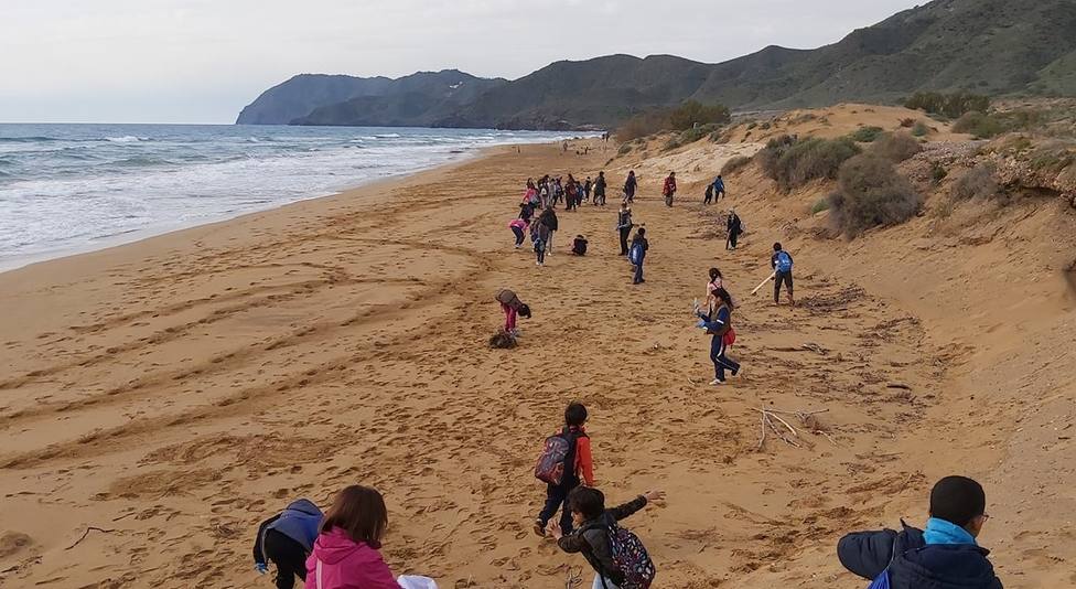 Cien niños limpian playas de Calblanque de la mano de AMPIEC