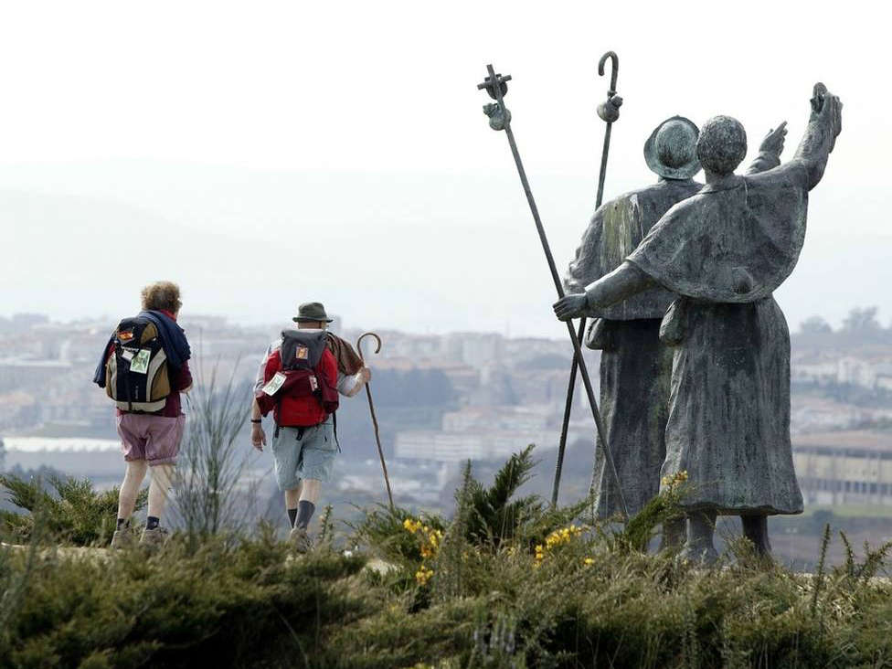 Peregrinos en el Monte do Gozo, en Santiago