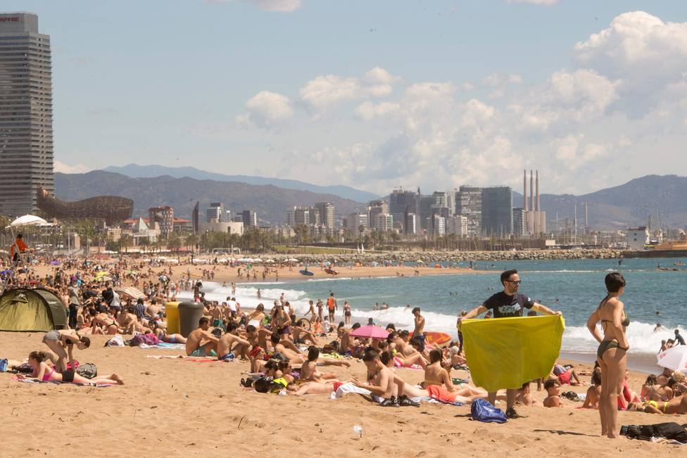 Barcelona cierra dos playas por exceso de aforo, sin mascarillas ni distancia: ¿Dónde quedaron los aplausos?