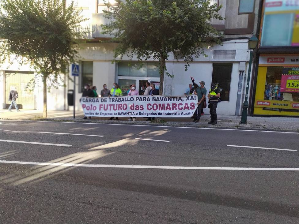 Integrantes del comité de Navantia Ferrol a las puertas del Parlamento de Galicia - FOTO: Europa Press