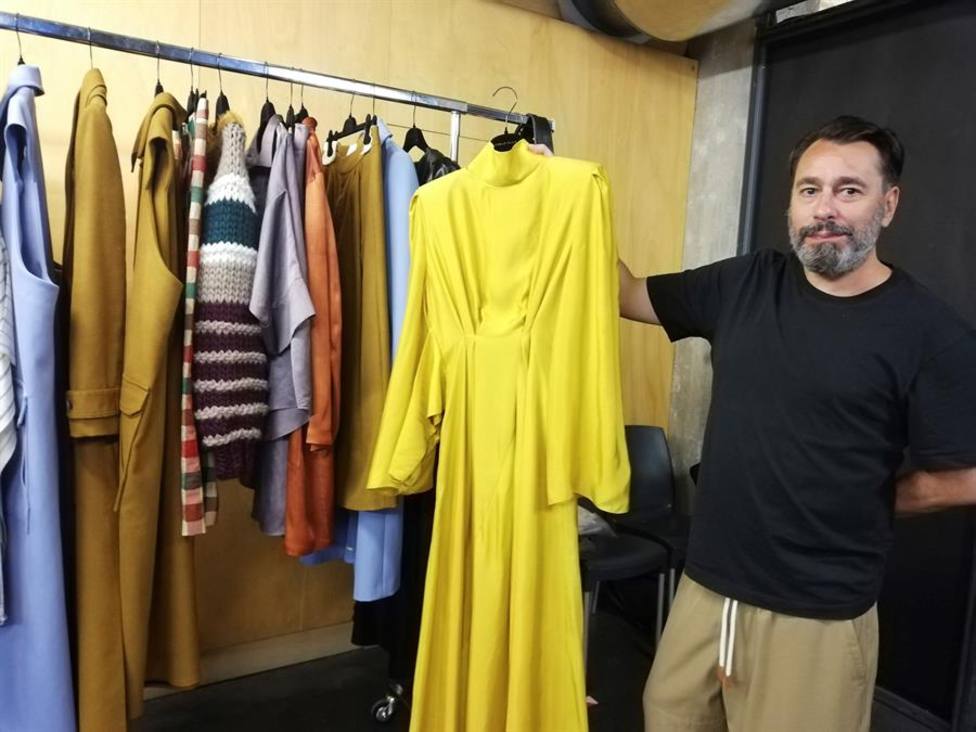 Juanjo Oliva apuesta por un armario femenino con prendas atemporales y versátiles