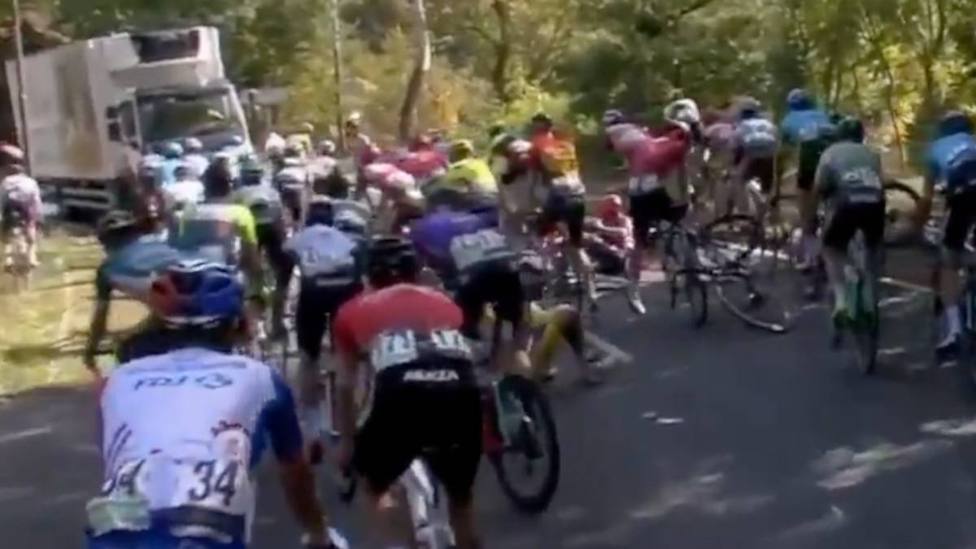 Pánico en el Tour de Luxemburgo, un camión circula en dirección contraria en mitad de etapa