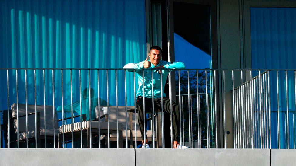 Cristiano Ronaldo, en el balcón de la habitación del hotel de concentración de la Selección de Portugal. EFE