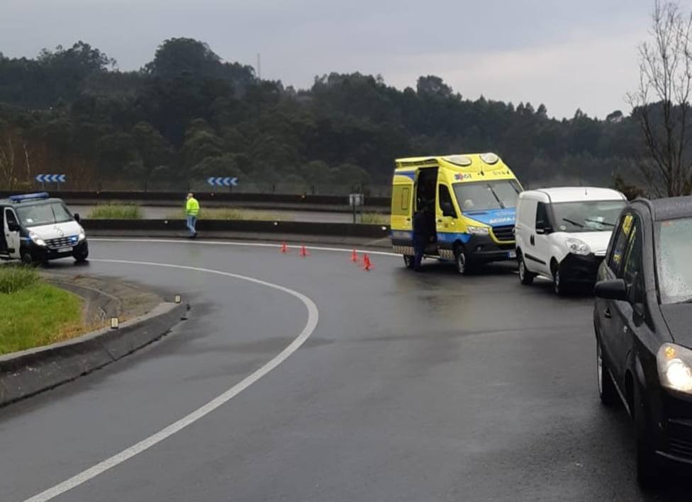 El vehículo que sufrió el percance estacionado ante la ambulancia - FOTO: GES Mugardos