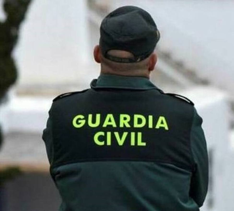 La Guardia Civil se encontró a las cinco personas en el comedor de una vivienda en Xove