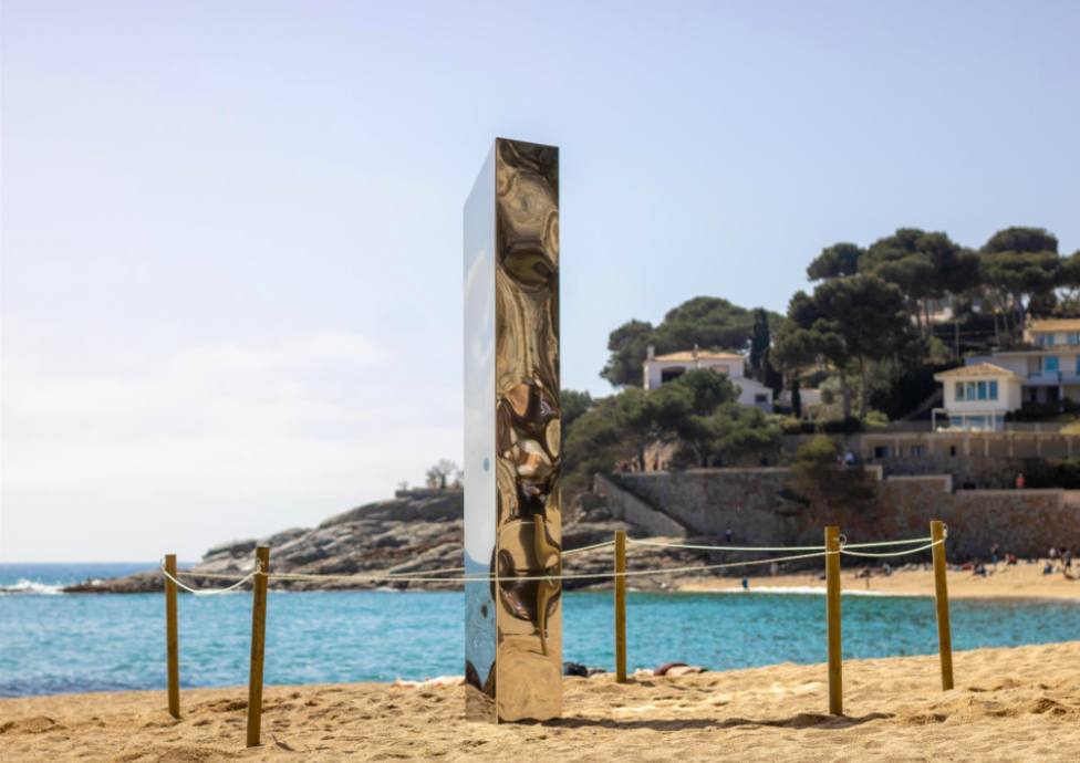 Aparece un monolito de metal en una playa de Castell-Platja dAro