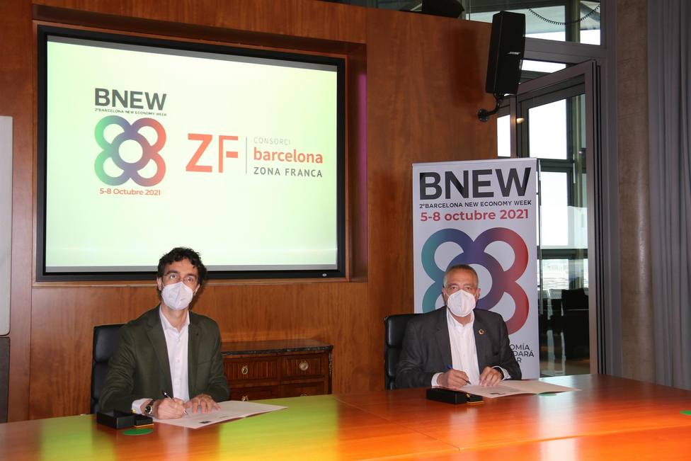 Pere Navarro y Enric Urreta firmando un acuerdo de colaboración - CZFB
