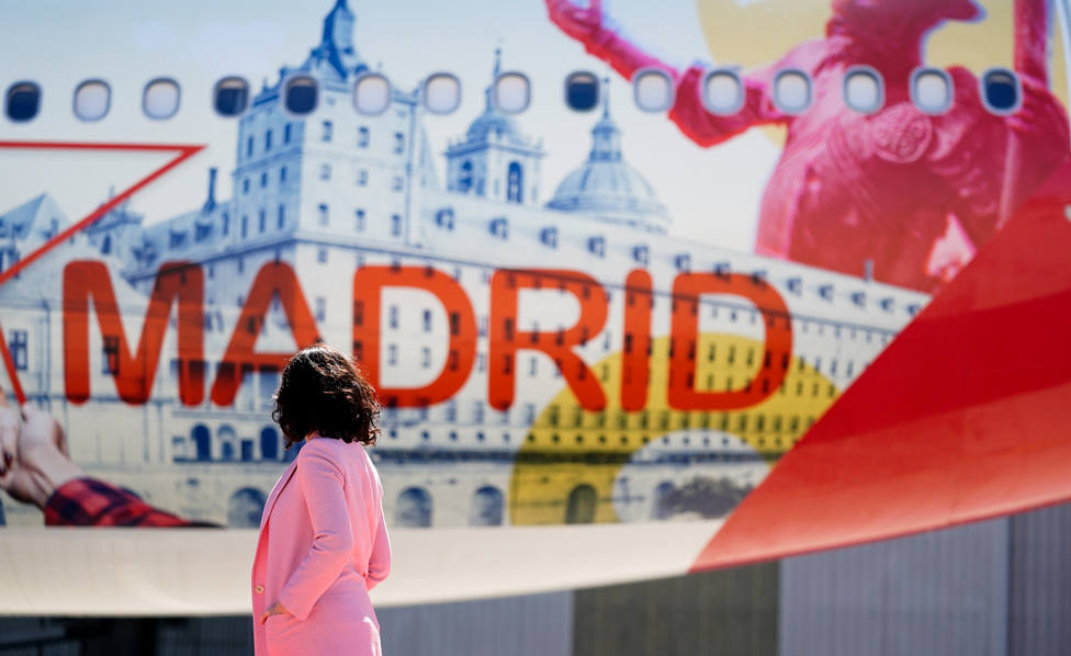 De San Lorenzo, al cielo: el Airbus de Madrid con la imagen del Monasterio | FOTO: Comunidad de Madrid