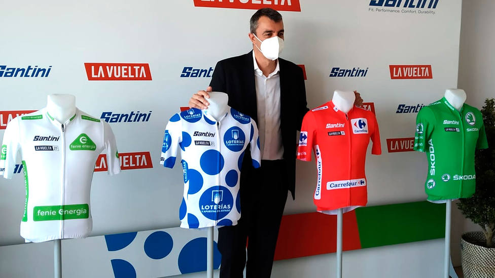Javier Guillén, director de La Vuelta, con los maillots para la edición de 2021 (FOTO: Javi Pascual | Cope.es)