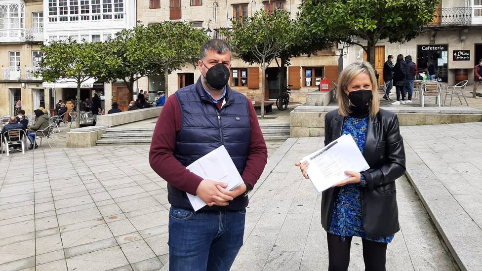 El portavoz de Por Viveiro, Bernardo Fraga, junto a la alcaldesa del municipio, María Loureiro (PSdeG-PSOE)